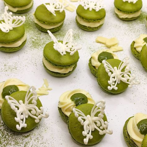 Matcha shells macarons with matcha custard in the middle surrounded by vanilla white chocolate ganache. Delicate butterflies, just as the last call of summer, made of royal icing 🦋 inspired by a post of the french pastry chef @gregorydoyen [SWIPE] for more shots. Thanks to #matchabakingcollab and talented bakers Catherine @sugar_treats_by_ck , Trang @flourhour_afterdark and Jaslin @sugarholic.girl I've tried matcha for the first time and in a form of a delicious macaron 💚🤍💚 If you are a Matcha French Toast, Matcha Custard, Macaron Decoration, White Chocolate Matcha, Matcha Baking, Wine Dinner, White Chocolate Ganache, French Pastry, French Macarons