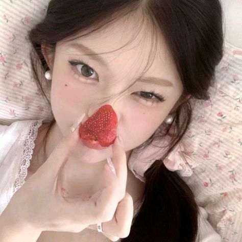 wonicess on TikTok 2000s Aesthetic, Simple Pictures, Aesthetic People, Korean Street Fashion, 2000s Fashion, Kpop Aesthetic, Girl Icons, Korean Beauty, Pink Aesthetic