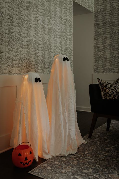 Spooky DIY Tomato Cage Ghosts - Decor Hint Panther Halloween Costume, Halloween Lights Diy, Diy Tomato Cage, Diy Ghost Decoration, Outdoor Ghosts, Diy Halloween Ghosts, Cheesecloth Ghost, Spooky Diy, Halloween Ghost Decorations