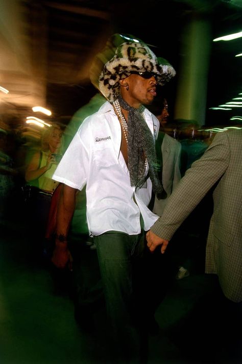 Dennis Rodman Outfit, Denis Rodman, Outfits Men Streetwear, Dennis The Menace, Dennis Rodman, Mtv Videos, Streetwear Men Outfits, Green Hair, Mode Inspiration