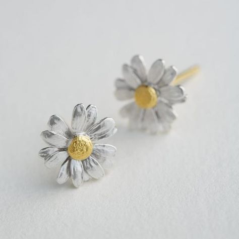 Daisy Studs, Exclusive Jewelry, Inspired By Nature, Gold Plated Silver, Real Flowers, Accessories Unique, Gold Details, Silver Earrings Studs, Accessories Bracelets