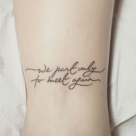 Rosen Tattoo Frau, Inspiring Quote Tattoos, Wanderlust Tattoo, Small Quote Tattoos, Tattoo Schrift, Remembrance Tattoos, Small Quotes, Tattoos Skull, Memorial Tattoo