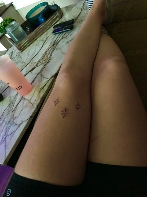 Rhysand Tattoo Ideas, Acotar Stars Tattoo, Night Court Nails Acotar, Rhysand Tattoo Knee, Acotar Nail Art, To The Stars Who Listen Tattoo, Acotar Back Tattoo, Acotar Knee Tattoo, Rhysand Knee Tattoo