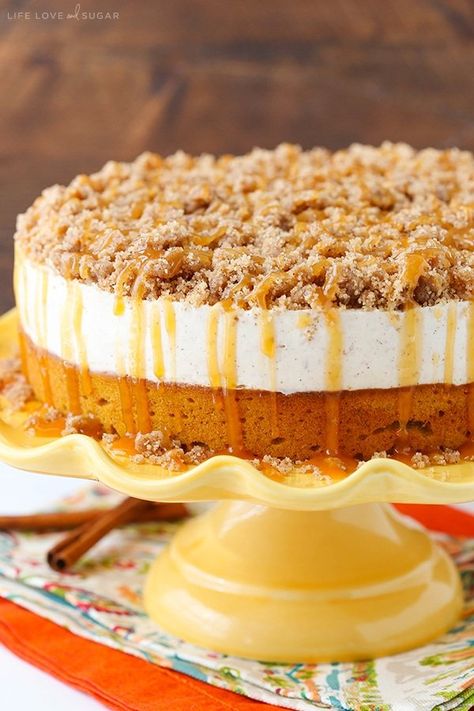 Caramel Pumpkin Spice Blondie Streusel Cheesecake has pumpkin blondie, spiced cheesecake & homemade streusel topping with caramel sauce. Best fall dessert! #pumpkindessert #pumpkinrecipe #fallrecipe #falldessert #pumpkincheesecake #easycheesecake #homemadecheesecake #caramelcheesecake Spiced Cheesecake, Cheesecake Pumpkin, Cheesecake Caramel, Caramel Pumpkin, Baked Caramel, Homemade Cheesecake, Latest Obsession, Peach Cake, Caramel Cheesecake