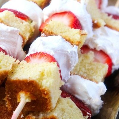 Strawberry Shortcake Kabobs, Dessert Kabobs, Baking Spices, Buffet Dessert, Shish Kebab, Bake Goods, Strawberry Desserts, Strawberry Recipes, Food Cakes