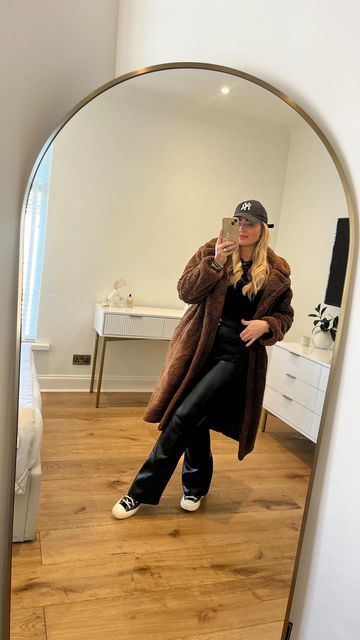 Suzie | Everyday outfits & Lifestyle on Instagram: "It’s teddy coat season 🧸 and I’m here for it 🤎 I absolutely loveee a teddy coat and this chocolate brown one is sooo nice Warm cosy but still cute 🤎 Coat @newlook Trousers @riverisland Shoes @flannels (@converse ) Autumn outfits, warm autumn outfit, everyday easy outfits, day out outfit" Day Out Outfit, Warm Fall Outfits, Outfit Everyday, Easy Outfits, Cute Coats, Autumn Outfits, Teddy Coat, Warm Autumn, Autumn Outfit