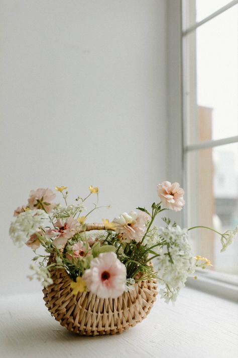 Small basket filled with spring wild flowers Floral Basket Bridesmaid, Bridesmaids Bouquet Baskets, Bridesmaids Floral Baskets, Basket Bridal Bouquet, Flower Basket Ideas Wedding, Basket Flowers Bridesmaids, Wedding Flower Basket Bridesmaid, Bridesmaid Unique Bouquet, Bridesmaid Flower Basket Bouquet