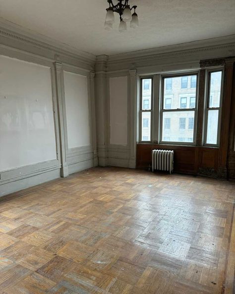 empty Upper West Side NYC apartment before home staging Meg Ryan New York Apartment, 1930s Apartment New York, Nyc Upper East Side Apartments, Nyc Apartment Renovation, Big City Apartment Aesthetic, Amsterdam Interiors Apartment, Old New York Apartment Interiors, Apartment Before And After, Prewar Apartment New York