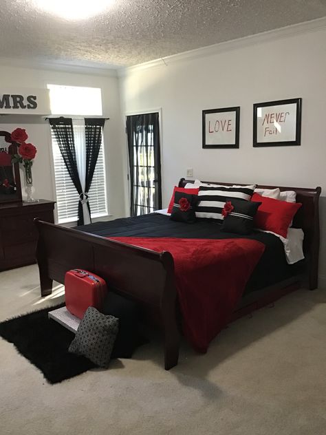 Red, black and white bedroom ideas Bedroom Decor With Red Accents, Red Black White Living Room Decor, Black White Red Bed, Red And White Apartment Decor, Black White Grey And Red Bedroom Ideas, Red And Black Master Bedrooms Decor, Black Red Room Ideas, Black And Red Bedroom Decor Ideas, Black White Red Home Decor