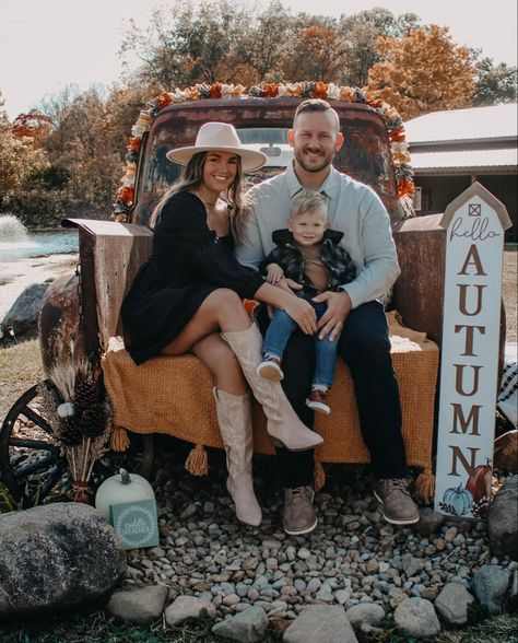 Western Christmas Photoshoot Family, Cowgirl Family Pictures, Cowboy Boot Family Pictures, Cowboy Boots Family Photos, Western Theme Family Pictures, Pumpkin Patch Family Outfits, Family Of 3 Fall Photo Outfits, Thanksgiving Outfits Family, Family Fall Pictures Outfits