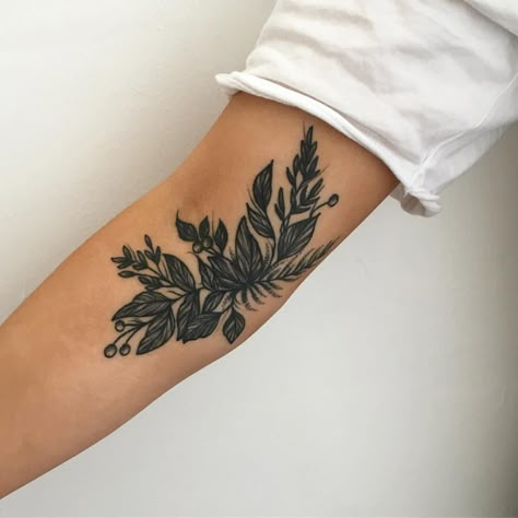 ot a healed picture of @oliveelizahendy healed tattoo, she also brought me the sickest plant as a birthday present 🌿🌿🌿🌿 what an utter Traditional Tattoos For Women, Bicep Tattoo Women, Inner Elbow Tattoos, Side Arm Tattoos, Healed Tattoo, Petit Tattoo, Geometric Tattoo Arm, Full Arm Tattoos, Tattoos For Women Half Sleeve