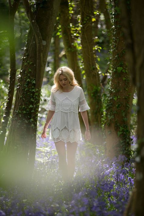 Walking Towards Camera, Walking Pose, Walking Poses, Female Portrait Photography, Creative Poses, Portraiture Photography, Group Shots, Portrait Photos, Natural Light Photography