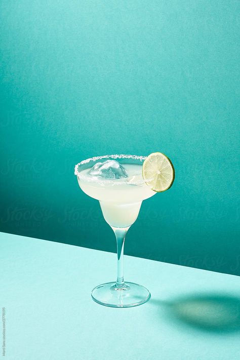 Turquoise Table, Lime Margarita, Mango Margarita, Watermelon Margarita, Classic Cocktail Recipes, Cocktail Photography, Slice Of Lime, Eating At Night, Margarita Cocktail