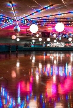 ZEPETO - 𝓝𝐢𝐧𝐢🤭🤍 70s Skating Rink, Roller Rink Lights, Skating Rink Interior Design, Vintage Roller Rink Aesthetic, 70s Roller Disco Aesthetic, Neon Roller Rink, Vintage Roller Rink, Rollerskating Rink Aesthetic, Skating Rink Birthday Party Ideas