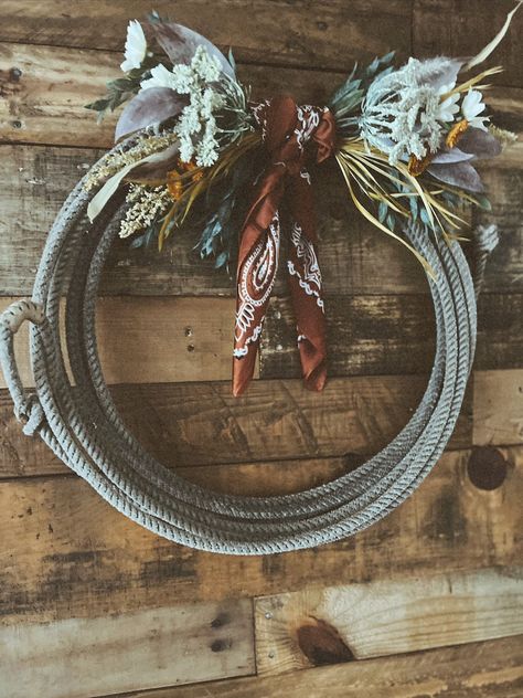 Rope Wreath Western Wreath Lariat Wreath Lasso Wreath - Etsy Cattle Rope Wreath, How To Display Cowboy Chaps, Diy Western Wood Decor, Western Farmhouse Christmas, Rope Door Hanger, Diy Western Home Decor Rustic, Christmas Lasso Wreath, Western Horse Decor, Western Style Wreaths