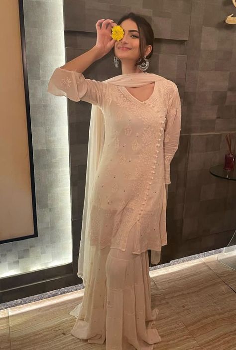 White Desi Outfit Aesthetic, White Kurta Ideas, Sharara Poses, Lakhnawi Kurti, Sharara Ideas, Pretty Suits, Nikkah Decor, White Sharara, Palak Tiwari