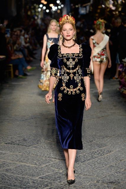 Catwalk photos and all the looks from Dolce & Gabbana - Alta Moda Autumn/Winter 2016-17 Couture Paris Fashion Week Dolce And Gabbana Fashion, Gold Embroidery, Dolce E Gabbana, 여자 패션, Fantasy Fashion, Couture Collection, Blue Velvet, Mode Outfits, Velvet Dress