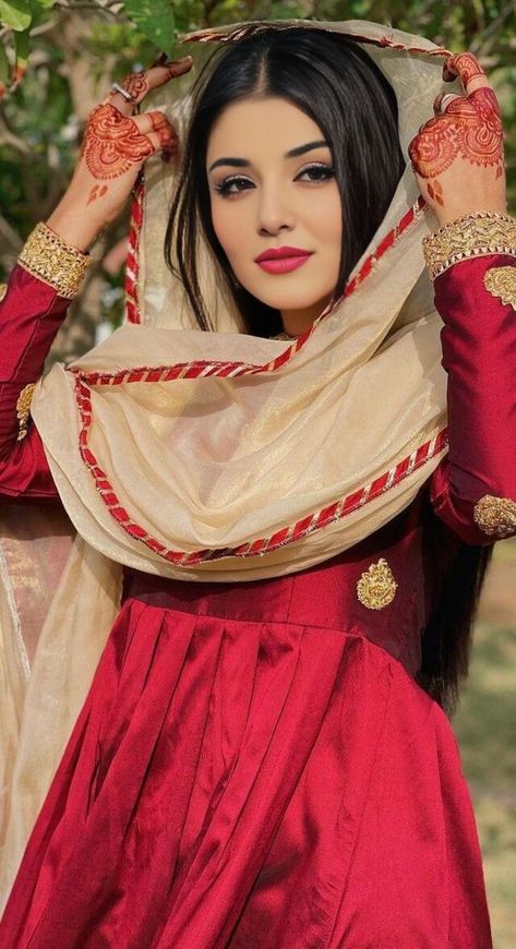 Areeka Haq, Stylish Dp, Beautiful Casual Dresses, Afghan Fashion, Beautiful Italian Women, Effortless Hairstyles, Beautiful Pakistani Dresses, Girls Dp