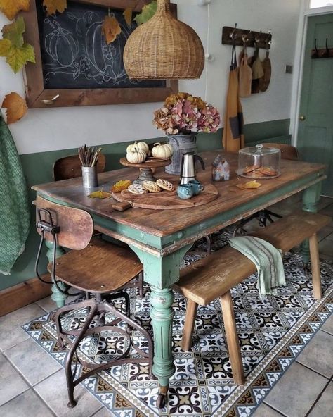 Dapur Rustic, Interior Vintage, Diy Casa, Deco Retro, Bank Holiday, Küchen Design, Rustic Kitchen, Rustic Dining Table, Home Decor Kitchen