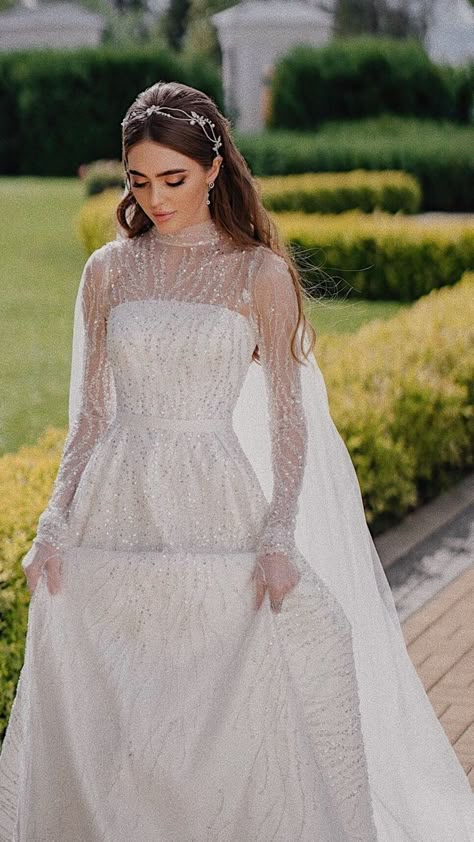 Elegant Long Sleeve Wedding Dresses, Christian Wedding Gowns, Fairytale Wedding Dress, 1970s Disco, Wedding Dress Types, Bride Dress Simple, Wedding Dress Outfit, Vintage Wedding Dresses, Best Winter Outfits