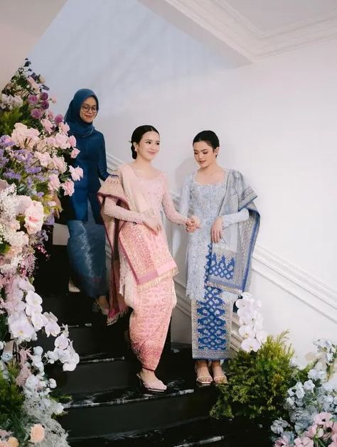 8 Inspirasi Outfit Pra-Pernikahan Berwarna Pastel dari Beby Tsabina, Eksplorasi Penampilan Menawan dalam Warna-Warna Lembut di Momen Penting - Photo Fimela.com Modern Kebaya, Wedding Outfits, Kebaya, Weeding, Wedding Outfit, Wallpaper Iphone, Dream Wedding, Iphone Wallpaper, Baby Shower