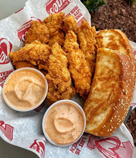 Hungry Empire | Food + Travel on Instagram: “In celebration of my 12 days of giveaways and @raisingcanes’ NEWEST location in Ontario, CA I’m giving away 2 BOX COMBOS gift cards, Cane’s…” Canes Food, Soul Food Dinner, Food Memes, Food Babe, Food Therapy, Yummy Comfort Food, Tasty Baking, Sweet Snacks Recipes, Homemade Snacks