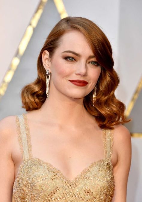 Best jewelry at the #Oscars.  Emma Stone in Tiffany and Co. earrings and a gold Planned Parenthood pin. Bangs Sideswept, Gwen Stacy Emma Stone, Bangs Updo, Oscar Hairstyles, Bombshell Hair, Bangs For Round Face, Oscars Red Carpet, Fringe Bangs, Bangs With Medium Hair