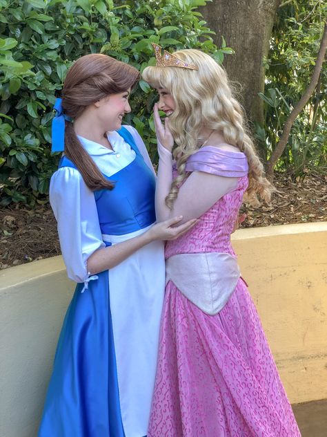 Princess Aurora at Walt Disney World, Face Character. Sleeping Beauty. Belle. Beauty and the Beast. Belle And Aurora Costume, Aurora Face Character, Princess Aurora Cosplay, Character Sleeping, Disneyland Face Characters, Dunia Disney, Disneyland Princess, Disney Princess Cosplay, Cute Products