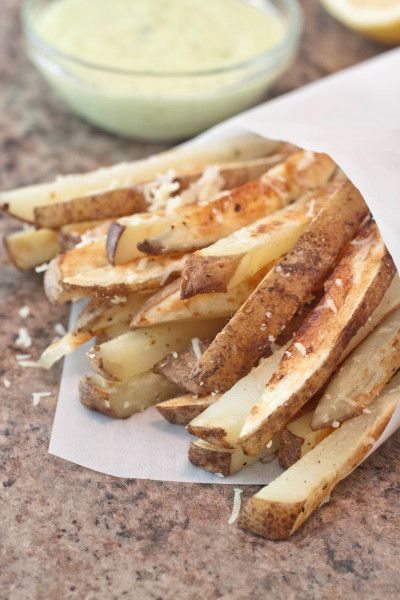 Homemade Baked Parmesan Steak Fries served with a super easy Garlic Aioli are a healthy and delicious alternative for that french fry craving Parmesan Steak, Healthy Junk Food, Parmesan Fries, Garlic Aioli, Steak Fries, A Potato, Potato Dishes, Aioli, Food Stuff