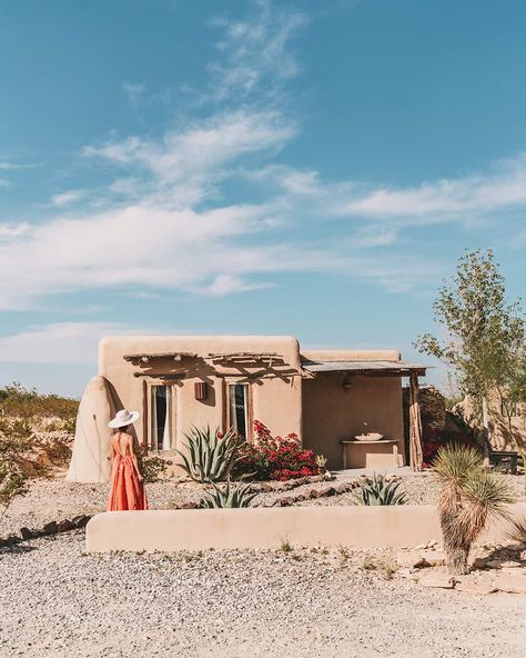 Adobe hut in Terlingua Texas Tiny Cob House Plans, Adobe Homes Modern, Pueblo Homes Exterior, Tiny Adobe Casita, Small Adobe House Plans, Desert Tiny Home, Adobe Homes Exterior, Small Adobe House, Desert Style Home