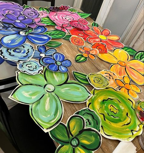 Classroom Mural Ideas, Bulliten Boards Ideas Aesthetic, Different Types Of Paper, Newspaper Flowers, Art Bulletin Boards, Art Classroom Decor, Seni 3d, Diy Crafts Paper Flowers, Ideas For Easter Decorations