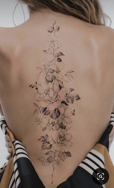 Flower Upper Back Tattoos For Women, Peony Back Tattoo Women, Peonies Spine Tattoo, Flower Bouquet Spine Tattoo, Peony Spine Tattoo, Floral Back Tattoo Women Spine, Rug Tattoo Dames, Floral Spine Tattoos For Women, Spine Flower Tattoo