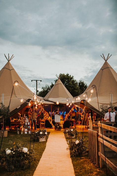 Autumn Tipi Wedding, Wedding Festival Outfit, Marquee Entrance Decoration, Boho Tipi Wedding, Tipi Tent Wedding, Tipi Wedding Flowers, Garden Wedding Venue Ideas, Boho Wedding Tent, Boho Tent Wedding