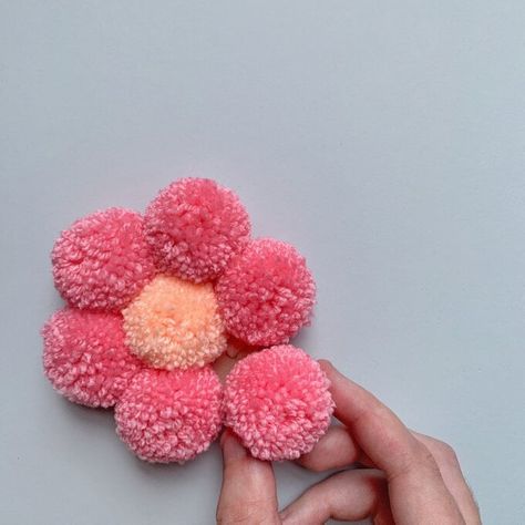 How To Make Pom Pom Daisy, Macrame Daisy Wall Hanging, Diy Flower Pom Pom, Boho Pom Pom Garland, Pom Pom Daisy Wall Decor, Pom Pom Daisies, Diy Daisy Pom Pom, Pom Pom Art For Kids, Pom Pom Flower Wall