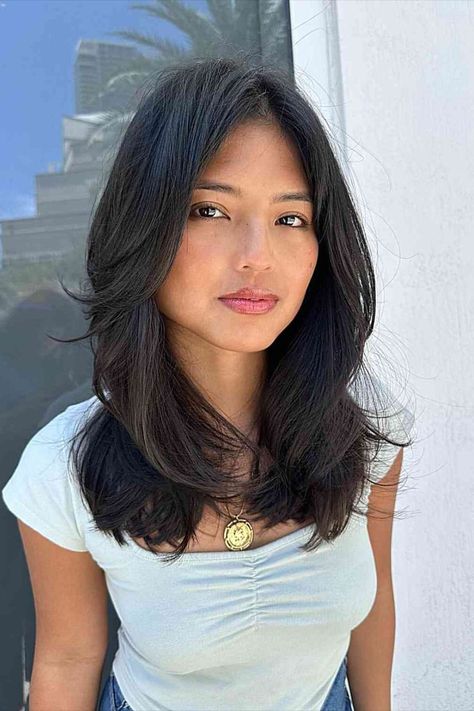 Mid-Length Effortless Layers with a Face Frame Armpit Length Hair, Hairstyles Cartoon, Layered Haircuts For Medium Hair, Fesyen Rambut, Mid Length Hair With Layers, Medium Layered Hair, Shoulder Length Hair Cuts, Women's Hairstyles, Haircuts For Medium Hair