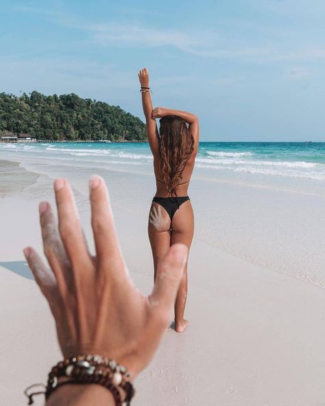 Travel Couples on Instagram: “Happy Sunday 🏖️” Couple Beach Pictures, Travel Couples, Summer Picture Poses, Shotting Photo, Photographie Inspo, Beach Photography Poses, Cute Relationship Photos, Couple Picture Poses, Foto Poses