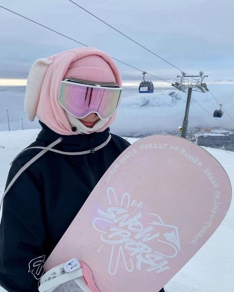 Pink Snowboard Aesthetic, Cute Snowboards, Pink Snowboard, Snowboard Aesthetic, Snowboard Design, Ski Aesthetic, Snowboarding Trip, Snow Trip, Ski Outfit