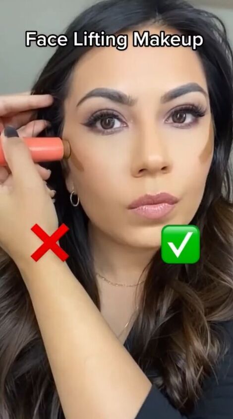 This is a guide on an easy face lift makeup hack. Learn how to lift your face with makeup in this quick post. Highlight And Bronzer Guide, Simple Face Contouring, Counturing Face Lift, Contour To Lift Face, Contour For Lifted Face, Make Up To Make Face Slimmer, Facelift With Makeup, Conturing Makeup Oval Face, How To Use Highlighter On Face