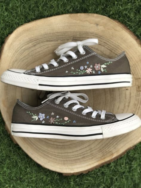 Converse basses grises achetées d’occasion en parfait état, customisées et brodées à la main par mes soins dans les tons bleu et rose pastel. si vous voulez avoir une broderie personnalisée vous pouvez me contacter en me et si vous voulez voir d’autres de mes créations vous pouvez aller voir mon instagram “lesbobinesdenoemie”#customshoes Sneakers Embroidery, Embroidery Diy, Embroidered Shoes, Rose Pastel, Canvas Sneakers, Chuck Taylor Sneakers, Converse Sneaker, Art Wallpaper, Embroidery Patterns