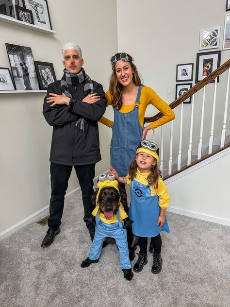 Family Halloween Costume Idea: THE MINIONS Minon Costume Diy Halloween, Toddler Minion Costume Diy, Despicable Me Costume Family, Halloween Minion Costume, Minion Family Halloween Costumes, Family Minion Halloween Costumes, Minion Family Costume, Minion Outfit Ideas, Despicable Me Family Costume