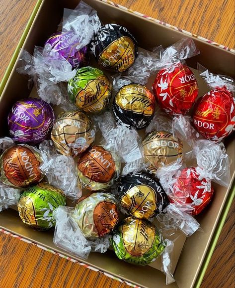 Lindor Chocolate Aesthetic, Canada Chocolate, Indian Chocolate, Dark Chocolate Almond Bark, Lindor Chocolate, Assorted Chocolates, Fine Dinnerware, Food Advice, Chocolate Candies