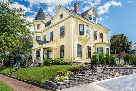 Yellow Colonial House Exterior, Yellow Victorian House, Yellow House Exterior, Colonial House Exteriors, Victorian Exterior, Exterior House Colors Combinations, Victoria House, Victorian Style Homes, Shingle Colors