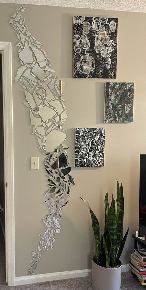 Broken Mirror Ideas, Broken Mirror Projects, Broken Mirror Diy, Diy Mirrored Furniture, Wall Mirror Ideas, Spiegel Diy, Broken Glass Crafts, Trendy Mirrors, Mirror Crafts