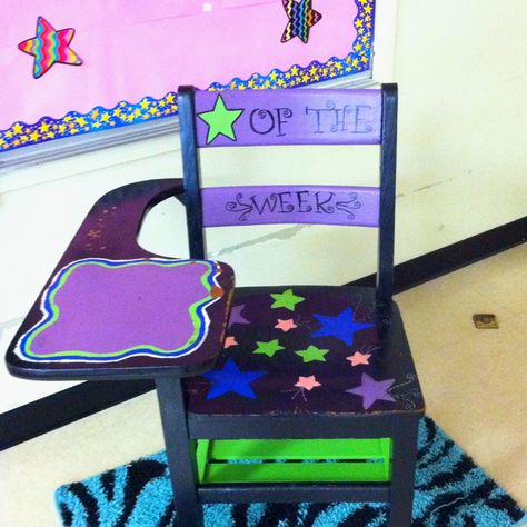 I want one of these!!!!!! A blast from the past:  This cute, refurbished old student desk becomes the "Star Student of the Week" chair. Vintage School Desk Repurposed, Teacher Furniture, Vip Student, Diy Stools, School Tricks, Garden School, Painted Tables, Star Of The Week, Vinyl Chairs