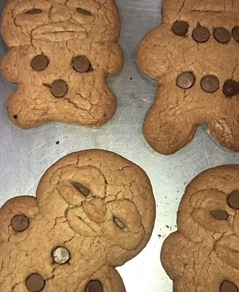 Cursed Gingerbread Man, Cursed Cookies, Ugly Cookies, Ginger Man Cookies, Funny Cookies, Cute Christmas Cookies, Bread Man, Christmas Biscuits, Cute Birthday Ideas