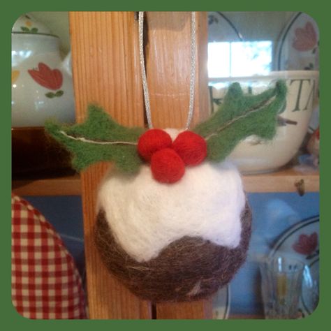 Christmas Pudding by Beverley Speck textile designer Genuine Jersey needlefelting Pudding Decoration, Needle Felted Ornaments, Felted Christmas, Baby Mobil, Needle Felting Diy, Felt Crafts Christmas, Needle Felted Christmas, Real Christmas, Felt Christmas Decorations