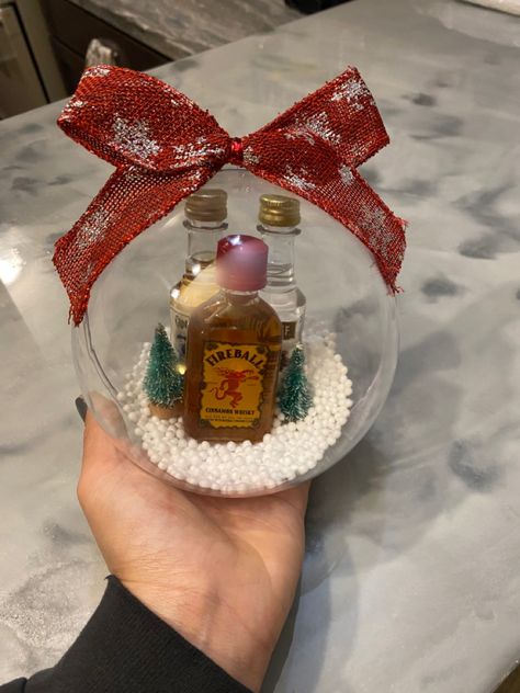 Small Gift Baskets For Christmas, Christmas Gifts For Coworkers Diy Ornaments, Christmas Diy For Coworkers, Diy Christmas Gift Baskets Families, Diy Christmas Gifts Alcohol, Airplane Bottle Gift Ideas Christmas, Cute Co Worker Christmas Gift Ideas, Small Xmas Gift Ideas Easy Diy, Mini Christmas Gifts For Coworkers