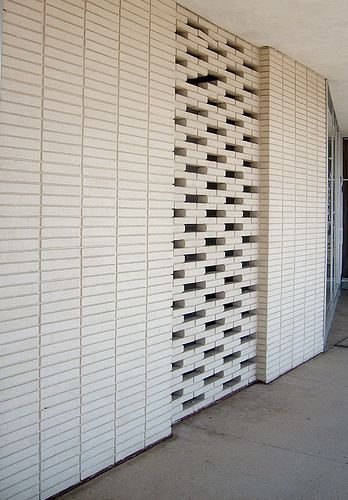 Mid Century Modern Wall Design we could do a cheaper option using standard bricks. Modern Wall Design, Mid Century Modern Landscape, Brick Feature Wall, Mid Century Exterior, Design Window, Modern Landscape Design, Mid Century Architecture, Brick Architecture, Wall Exterior