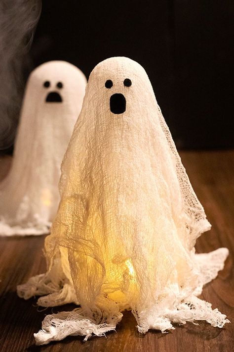 This cheesecloth ghost is SO COOL! It's such a fun and spooky craft for fall and Halloween, and both kids and adults will love how easy these cheesecloth ghosts are to make. And all you need is cheesecloth, glue, and felt! Gauze Ghosts, Paper Mache Ghost, Ideas For Pumpkins, Halloween Crafts Diy Projects, Halloween Crafts For Adults, Spooky Craft, Cheesecloth Ghost, Diy Pumpkins Crafts, Fall Crafts For Adults