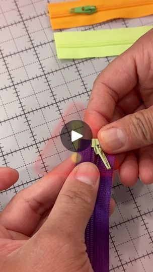 Sewing Zippers, Crafty Gemini, Zipper Blouse, Sew Easy, Quilting Tips, Sewing Tips, Zipper Pulls, Easy Peasy, Sewing Hacks